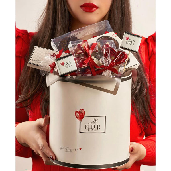 Large Round Box For Valentine's ( Contains 7 items )